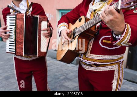 Il musicista messicano mariachi band su una strada cittadina. Foto Stock
