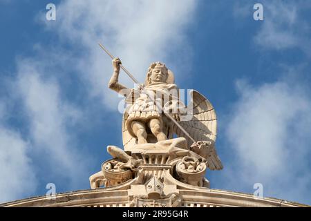 Sibenik, Croazia - 31 maggio 2023: Statua in pietra di San Michele che uccide Satana , in cima alla cattedrale di San Jacobs a Sibenik, Croazia Foto Stock