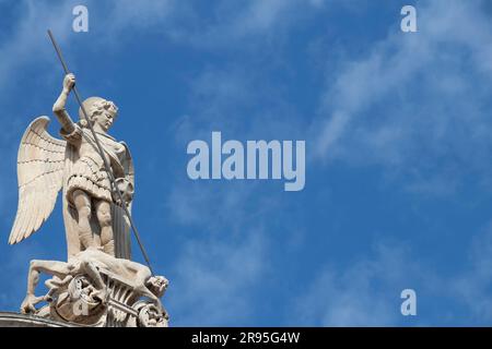 Sibenik, Croazia - 31 maggio 2023: Statua in pietra di San Michele che uccide Satana , in cima alla cattedrale di San Jacobs a Sibenik, Croazia Foto Stock