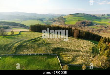 Torwoodlee preistorica broch in pietra circolare intorno al 100 d.C. all'interno dei bastioni del più antico forte dell'età del ferro. Regione di confine, Scozia. Sembra N.W. Foto Stock