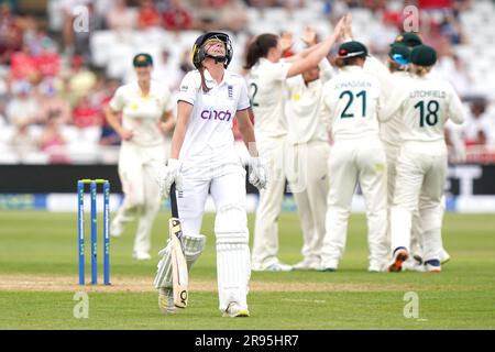 L'inglese Lauren Filer reagisce dopo essere stata catturata dall'australiana Alyssa Healy (nascosta) durante il terzo giorno del primo test match Women's Ashes a Trent Bridge, Nottingham. Data foto: Sabato 24 giugno 2023. Foto Stock