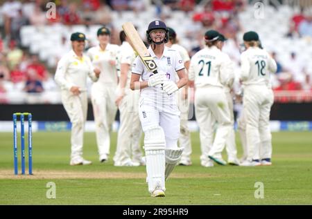 L'inglese Lauren Filer reagisce dopo essere stata catturata dall'australiana Alyssa Healy (nascosta) durante il terzo giorno del primo test match Women's Ashes a Trent Bridge, Nottingham. Data foto: Sabato 24 giugno 2023. Foto Stock