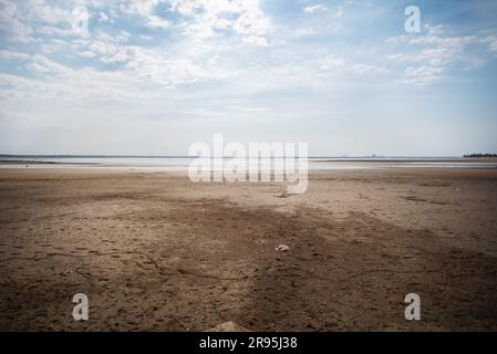 Centrale termica di Zaporizhzhia - la più grande d'Europa con un terribile disastro paesaggio ecologico del bacino idrico di Kakhovka prosciugato nella regione di Zaporizhzhia Foto Stock