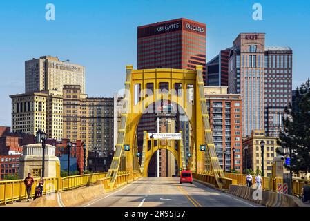 Pittsburgh, Pennsylvania, USA - 21 maggio 2023: Vista dello skyline di Pittsburgh dal 7th Street Bridge, conosciuto anche come il ponte Andy Warhol che attraversa l'Allegh Foto Stock