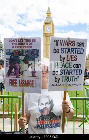 Londra, Inghilterra, Regno Unito 24 giugno 2023 i manifestanti contro Julian Assanges continuano ad essere incarcerati si riuniscono presso la statua di Anything to Say dell'artista italiano Davide Dormand in Parliament Square. La scalinata raffigura gli informatori Edward Snowdon, Julian Assange e Chelsea Manning con una quarta sedia tenuta vuota per parlare in pubblico. Tra i relatori vi erano l'editore di Wikileaks Kristinn Hrafnsson e la partner di Julian Assanges Stella Moris Foto Stock