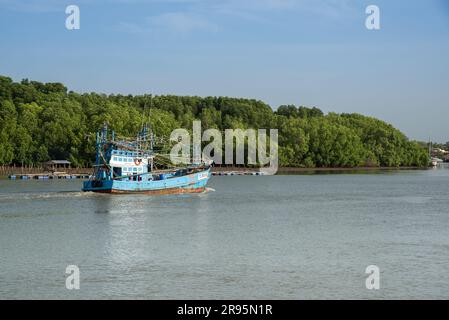 CHANTHABURI, THAILANDIA - JUL 29: Peschereccio nella comunità forestale di mangrovie nella provincia di Chanthaburi, situata nella parte orientale della Thailandia Foto Stock