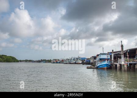 CHANTHABURI, THAILANDIA - JUL 29: Peschereccio nella comunità forestale di mangrovie nella provincia di Chanthaburi, situata nella parte orientale della Thailandia Foto Stock