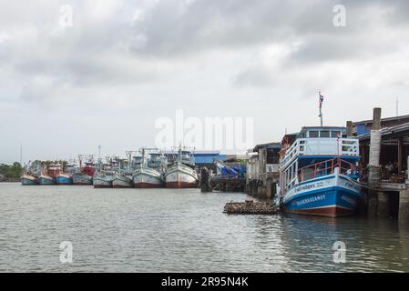 CHANTHABURI, THAILANDIA - JUL 29: Peschereccio nella comunità forestale di mangrovie nella provincia di Chanthaburi, situata nella parte orientale della Thailandia Foto Stock