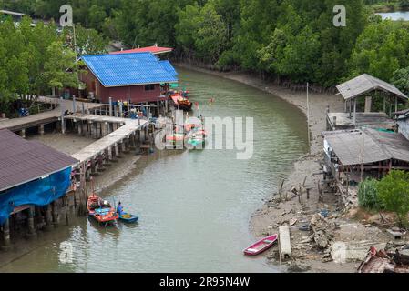 CHANTHABURI, THAILANDIA - JUL 29: Peschereccio nella comunità forestale di mangrovie nella provincia di Chanthaburi, situata nella parte orientale della Thailandia Foto Stock