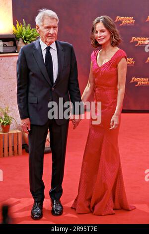 Berlino, Germania, 22.6,23, Harrison Ford con sua moglie Calista Flockhart assiste alla Deutschlandpremiere Indiana Jones und das Rad des Schicksals (Indiana J Foto Stock