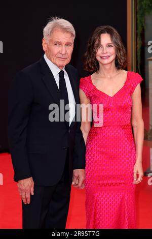 Berlino, Germania, 22.6,23, Harrison Ford con sua moglie Calista Flockhart assiste alla Deutschlandpremiere Indiana Jones und das Rad des Schicksals (Indiana J Foto Stock