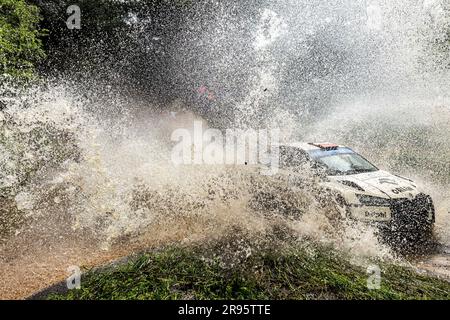 Naivasha, Kenya. 24 giugno 2023. 21 Kajetan KAJETANOWICZ (POL), Maciej SZCHZEPANIAK (POL), SKODA FABIA RS, RC2, Rally2, Azione durante il Safari Rally Kenya 2023, 7° round del WRC World Rally Car Championship 2023, dal 22 al 25 giugno 2023 a Naivasha, Nakuru County, Kenya - foto Nikos Katikis/DPPI Credit: DPPI Media/Alamy Live News Foto Stock