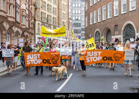 Londra, Inghilterra, Regno Unito 24 giugno 2023 i manifestanti marciano verso il Ministero degli interni per i piani di deportazione dell'attivista Just Stop Oil Marcus Decker, che sta scontando una delle più lunghe condanne mai pronunciate per una protesta non violenta nella storia britannica per aver scalato il Dartford Crossing. Alla presenza c'era la sua compagna Holly Cullen-Davies con uno dei suoi figli. Foto Stock