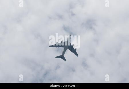 La silhouette dell'Airbus A380 da sotto che vola in alto, il più grande jet passeggeri mai costruito Foto Stock