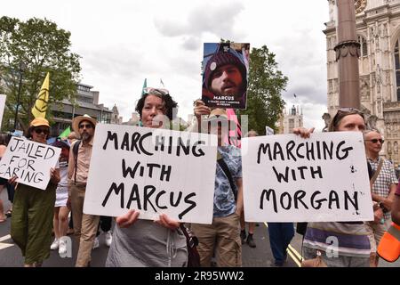 Londra, Inghilterra, Regno Unito. 24 giugno 2023. Stop Oil and Extinction Rebellion march "non deportare Marcus" dalla piazza del Parlamento al Ministero degli interni, contro la minaccia della deportazione dell'attivista Marcus Decker, un cittadino tedesco. Marcus, insieme a Morgan Trowland, ha scalato il Queen Elizabeth II Bridge lo scorso ottobre, scatenando un dibattito pubblico sul continuo sostegno del governo ai nuovi investimenti petroliferi. Marcus è stato condannato a 2 anni e 7 mesi di prigione. (Immagine di credito: © Thomas Krych/ZUMA Press Wire) SOLO USO EDITORIALE! Non per USO commerciale! Foto Stock