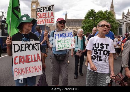 Londra, Inghilterra, Regno Unito. 24 giugno 2023. Stop Oil and Extinction Rebellion march "non deportare Marcus" dalla piazza del Parlamento al Ministero degli interni, contro la minaccia della deportazione dell'attivista Marcus Decker, un cittadino tedesco. Marcus, insieme a Morgan Trowland, ha scalato il Queen Elizabeth II Bridge lo scorso ottobre, scatenando un dibattito pubblico sul continuo sostegno del governo ai nuovi investimenti petroliferi. Marcus è stato condannato a 2 anni e 7 mesi di prigione. (Immagine di credito: © Thomas Krych/ZUMA Press Wire) SOLO USO EDITORIALE! Non per USO commerciale! Foto Stock