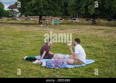 Londra Regno Unito. 24 giugno 2023 persone che si rilassano a Wimbledon Common, a sud-ovest di Londra in condizioni di caldo e umido, mentre le temperature sono destinate a salire a 31 °C durante la settimana, in quanto è stato emesso un allarme per tempeste di temporale per gran parte dell'Inghilterra orientale. Crediti: amer ghazzal/Alamy Live News Foto Stock