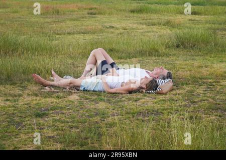 Londra Regno Unito. 24 giugno 2023 persone che si rilassano a Wimbledon Common, a sud-ovest di Londra in condizioni di caldo e umido, mentre le temperature sono destinate a salire a 31 °C durante la settimana, in quanto è stato emesso un allarme per tempeste di temporale per gran parte dell'Inghilterra orientale. Crediti: amer ghazzal/Alamy Live News Foto Stock