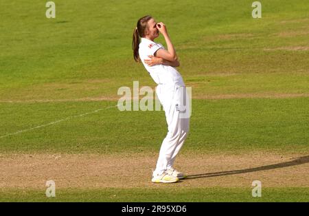 L'inglese Lauren Filer reagisce dopo che una compagna di squadra non riesce a prendere una palla durante il terzo giorno del primo test match Women's Ashes a Trent Bridge, Nottingham. Data foto: Sabato 24 giugno 2023. Foto Stock