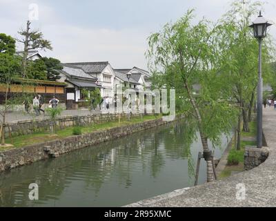 Kurashiki: Una delle città più pittoresche del Giappone con le sue case bianche nel vecchio quartiere dei mercanti e il canale alberato con ponti in pietra. Foto Stock