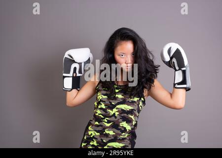 sportivo di etnia asiatica con guanti da boxe Foto Stock