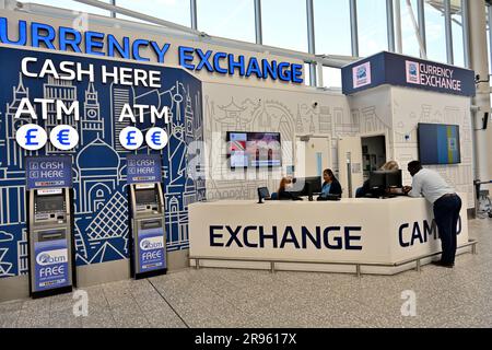Cambio valuta e contanti per viaggiare nell'area arrivi/partenze dell'aeroporto Foto Stock