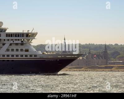 HELSINGBORG, SVEZIA - 13 GIUGNO 2023: La nave da crociera Balmoral naviga sull'Oresund, direttamente tra Danimarca e Svezia. Foto Stock