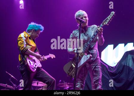 The Wild Things (Sydney Rae White e Rob Kendrick) Supporting KISS alla Birmingham Resorts World Arena, 5 giugno 2023 Foto Stock