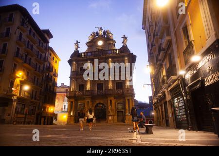 Pamplona, Spagna - 31 luglio 2022: Vista notturna del municipio nella città spagnola di Pamplona Foto Stock