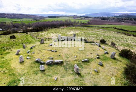 Tomnaverie preistorico cerchio in pietra reclinata. Vicino ad Aboyne, in Scozia. Sito complesso. Anello esterno con elementi reclinati e flangianti, anello interno e impostazioni Foto Stock