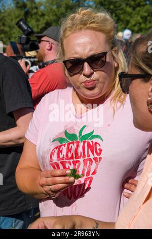 Bridport, Dorset. 24 giugno 2023. World Nettle Eating Contest. Tenuto presso la Dorset Nectar Cider Farm, Bridport, Dorset. Crediti: Steve Davey/Alamy Live News Foto Stock