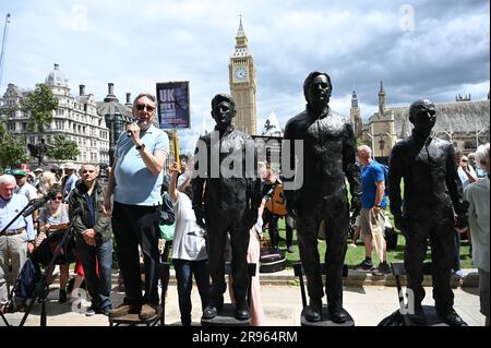 Londra, Regno Unito. 24 giugno 2023. Qualsiasi cosa da dire dice la verità non è un crimine "libero Assange" la vera Statua della libertà di Edward Snowden, Julian Assange e Chelsea Manning si esibiscono in piazza del Parlamento. Credito: Vedere li/Picture Capital/Alamy Live News Foto Stock