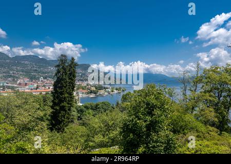 Vista dall'Orto Botanico di Villa Taranto al Lago maggiore. Verbania, Piemonte, Italia. Foto Stock