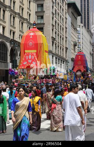 NY, Stati Uniti. 10th giugno, 2023. Fifth Avenue, New York, USA, 10 giugno 2023 - migliaia di persone hanno partecipato oggi al Festival e alla Parata Hare Krishna del 2023 a New York City. Foto: Luiz Rampelotto/EuropaNewswire (Credit Image: © Luiz Rampelotto/ZUMA Press Wire) SOLO PER USO EDITORIALE! Non per USO commerciale! Foto Stock