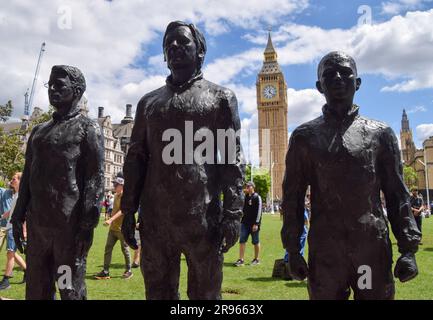 Londra, Regno Unito. 24 giugno 2023. Durante la manifestazione si vedono statue di Edward Snowden, Julian Assange e Chelsea Manning erette da attivisti. I manifestanti si sono riuniti a Parliament Square chiedendo al governo britannico di liberare Julian Assange e di non estradarlo negli Stati Uniti. Credito: SOPA Images Limited/Alamy Live News Foto Stock