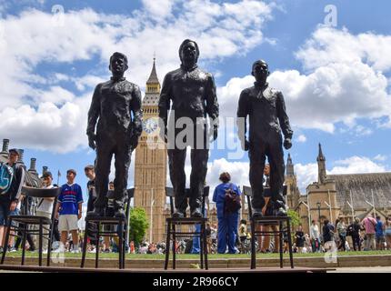Londra, Regno Unito. 24 giugno 2023. Durante la manifestazione si vedono statue di Edward Snowden, Julian Assange e Chelsea Manning erette da attivisti. I manifestanti si sono riuniti a Parliament Square chiedendo al governo britannico di liberare Julian Assange e di non estradarlo negli Stati Uniti. (Foto di Vuk Valcic/SOPA Images/Sipa USA) credito: SIPA USA/Alamy Live News Foto Stock
