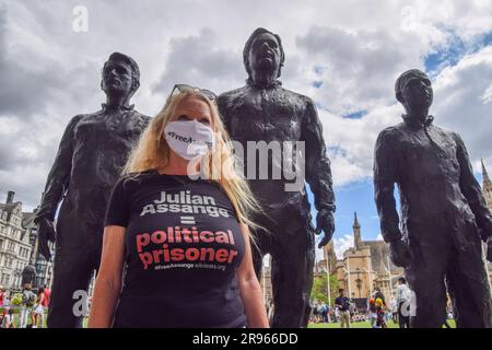 Londra, Regno Unito. 24 giugno 2023. Un sostenitore di Assange si trova di fronte alle statue di Edward Snowden, Julian Assange e Chelsea Manning erette dagli attivisti durante la manifestazione. I manifestanti si sono riuniti a Parliament Square chiedendo al governo britannico di liberare Julian Assange e di non estradarlo negli Stati Uniti. (Foto di Vuk Valcic/SOPA Images/Sipa USA) credito: SIPA USA/Alamy Live News Foto Stock