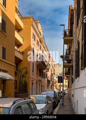 Uno scatto verticale di via dell'Argilla, una strada centrale di Roma, fiancheggiata da auto parcheggiate ed edifici su entrambi i lati. La strada è priva di persone Foto Stock