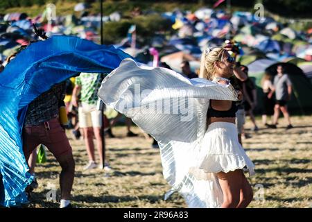 Glastonbury, Regno Unito. 24 giugno 2023. Atmosfera nel tardo pomeriggio - ballando al sole a Lizzo fotografato durante il Glastonbury Festival 2023 presso la Worthy Farm. Foto di Julie Edwards Credit: JEP Celebrity Photos/Alamy Live News Foto Stock