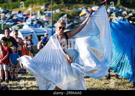 Glastonbury, Regno Unito. 24 giugno 2023. Atmosfera nel tardo pomeriggio - ballando al sole a Lizzo fotografato durante il Glastonbury Festival 2023 presso la Worthy Farm. Foto di Julie Edwards Credit: JEP Celebrity Photos/Alamy Live News Foto Stock