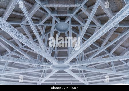 Klodzko, Polonia - gennaio 2023: Costruzione in metallo del tetto in legno della torre panoramica sulla cima del monte Klodzka Foto Stock