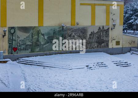 Klodzko, Polonia - gennaio 2023: Grande e vecchio striscione sulla parete dell'edificio con i luoghi famosi stampati nella città di Klodzko in stile retrò Foto Stock