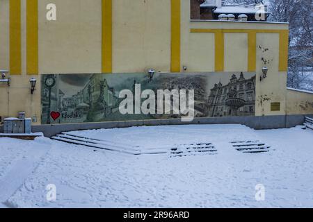 Klodzko, Polonia - gennaio 2023: Grande e vecchio striscione sulla parete dell'edificio con i luoghi famosi stampati nella città di Klodzko in stile retrò Foto Stock