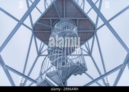 Klodzko, Polonia - gennaio 2023: Costruzione in metallo di scale a spirale della torre di osservazione in cima al monte Klodzka Foto Stock