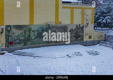 Klodzko, Polonia - gennaio 2023: Grande e vecchio striscione sulla parete dell'edificio con i luoghi famosi stampati nella città di Klodzko in stile retrò Foto Stock