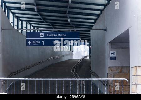 Klodzko, Polonia - gennaio 2023: Lungo tunnel alla piattaforma della stazione ferroviaria nella città di Klodzko Foto Stock