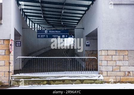 Klodzko, Polonia - gennaio 2023: Lungo tunnel alla piattaforma della stazione ferroviaria nella città di Klodzko Foto Stock