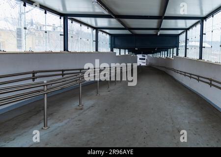 Klodzko, Polonia - gennaio 2023: Lungo tunnel alla piattaforma della stazione ferroviaria nella città di Klodzko Foto Stock