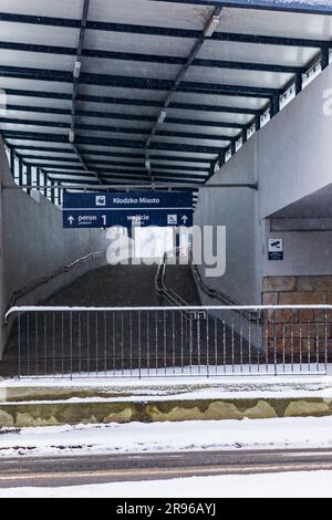 Klodzko, Polonia - gennaio 2023: Lungo tunnel alla piattaforma della stazione ferroviaria nella città di Klodzko Foto Stock