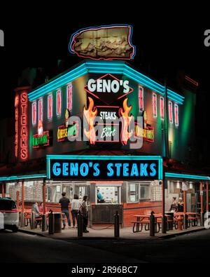 Genos Steaks, insegne al neon vintage di notte, Philadelphia, Pennsylvania Foto Stock